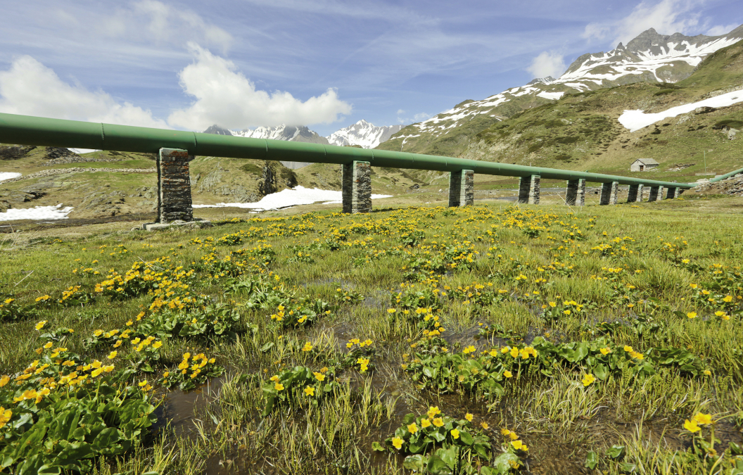 A picture of a pipeline transfering gas over the alps.