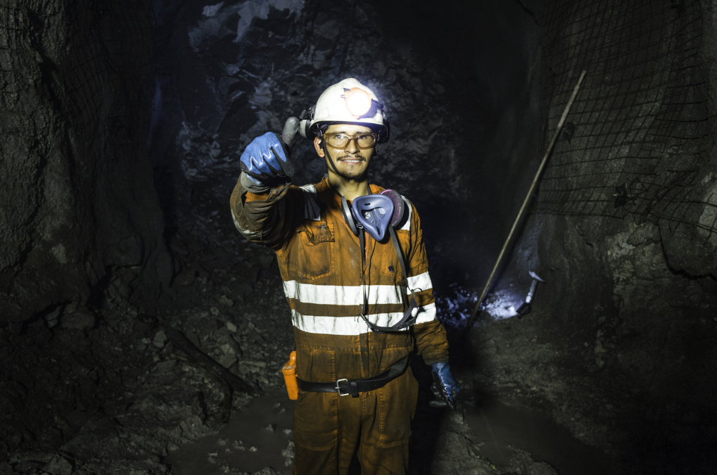 A mining worker giving a thumbs up for occupational health coordination